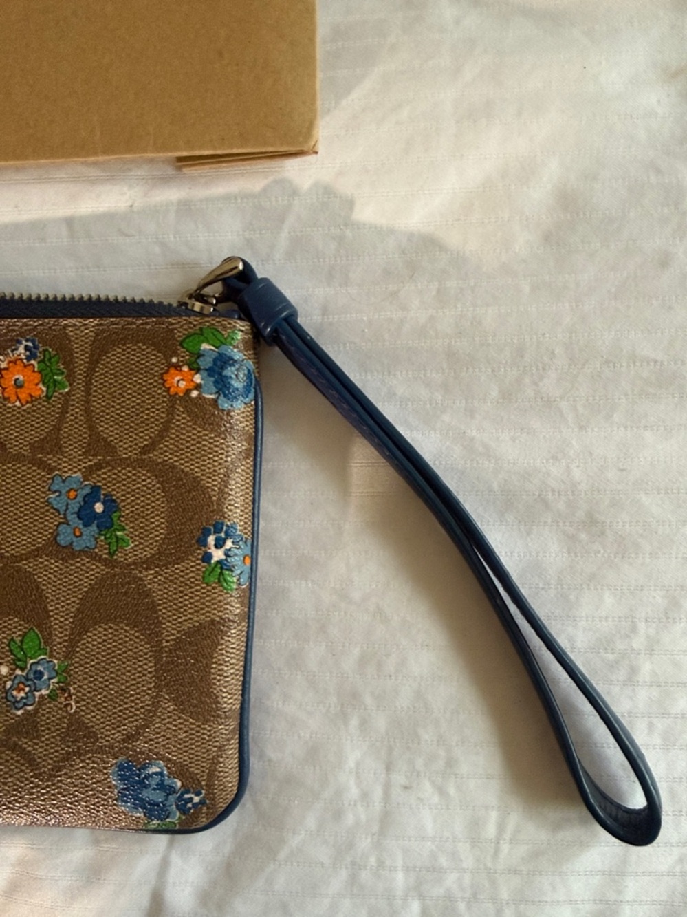 🪻Like New🪻Coach Signature Floral Badlands Large Wristlet with New Coach Box 📦 - Picture 5 of 9